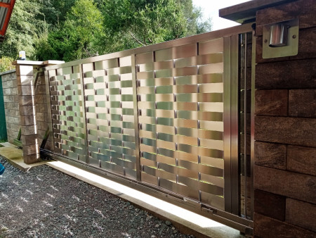 Celonerezová posuvná brána, do poslednej skrutky