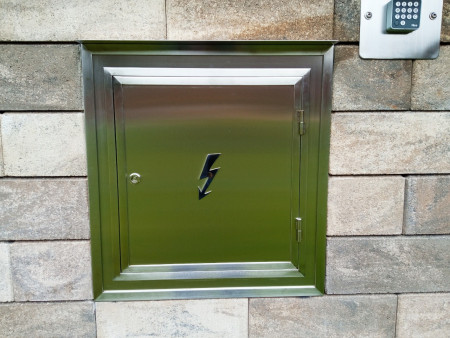 Farebný kontrast, kombinácia , brúsených a leštených časťí